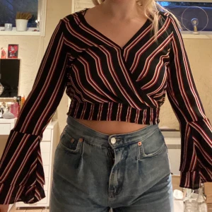 Oanvänd randig topp - Oanvänd svart/röd/vit randig topp från HM🥰 Strl S