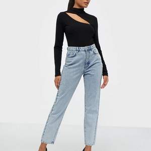 Populära mom jeans från Gina Tricot stl 38. Används ej. Priset går att diskutera vid snabb affär. Köparen står för frakten. ( ingen stretch i byxorna) 