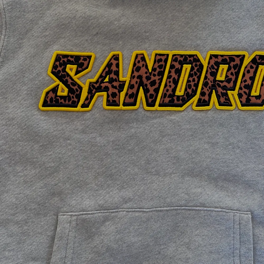 Säljer min älskade sandro hoodie, den har gått sönder där smörerna till luvan satt så där av priset. Annars är den i nyskick😃😃🐆Den är i storlek S men passar xs och m. Priset är inkl frakt. Hoodies.