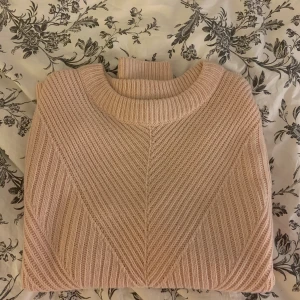Rosa stickad tröja - Säljer en rosa stickad tröja i storlek 38. Superfin och inte mycket använd alls. Varm och skön och perfekt till hösten. 