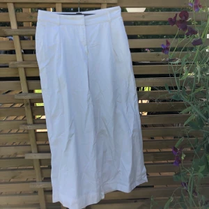 Byxor i 100% bomull - MONKI  - Byxor i 100% bomull från MONKI, storlek 38. Superfina men tyvärr alldeles för små för mig 💔 Frakt ingår!
