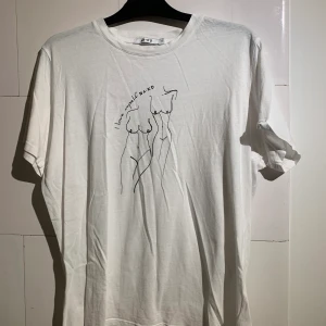 T-shirt från NA-KD med tryck i storlek 38/M! - Skön och slapp t-shirt med snyggt tryck. I bra skick. 70 kr inkluderad frakt.