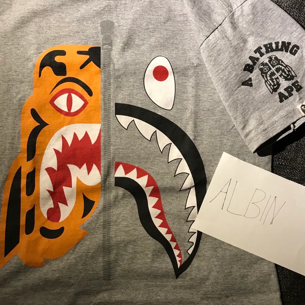 Säljer en Bape shark tshirt i fint skick, 8/10. Storlek M. . T-shirts.