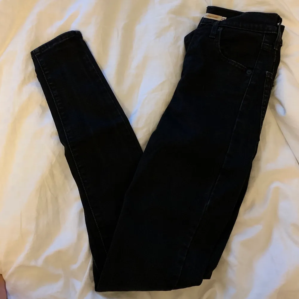 Svarta Levis jeans, används ett år gånger . Jeans & Byxor.