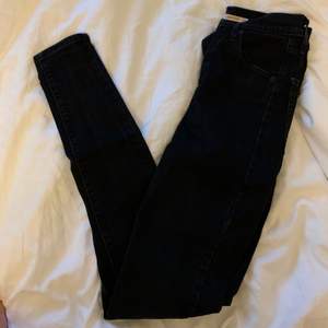 Svarta Levis jeans, används ett år gånger 
