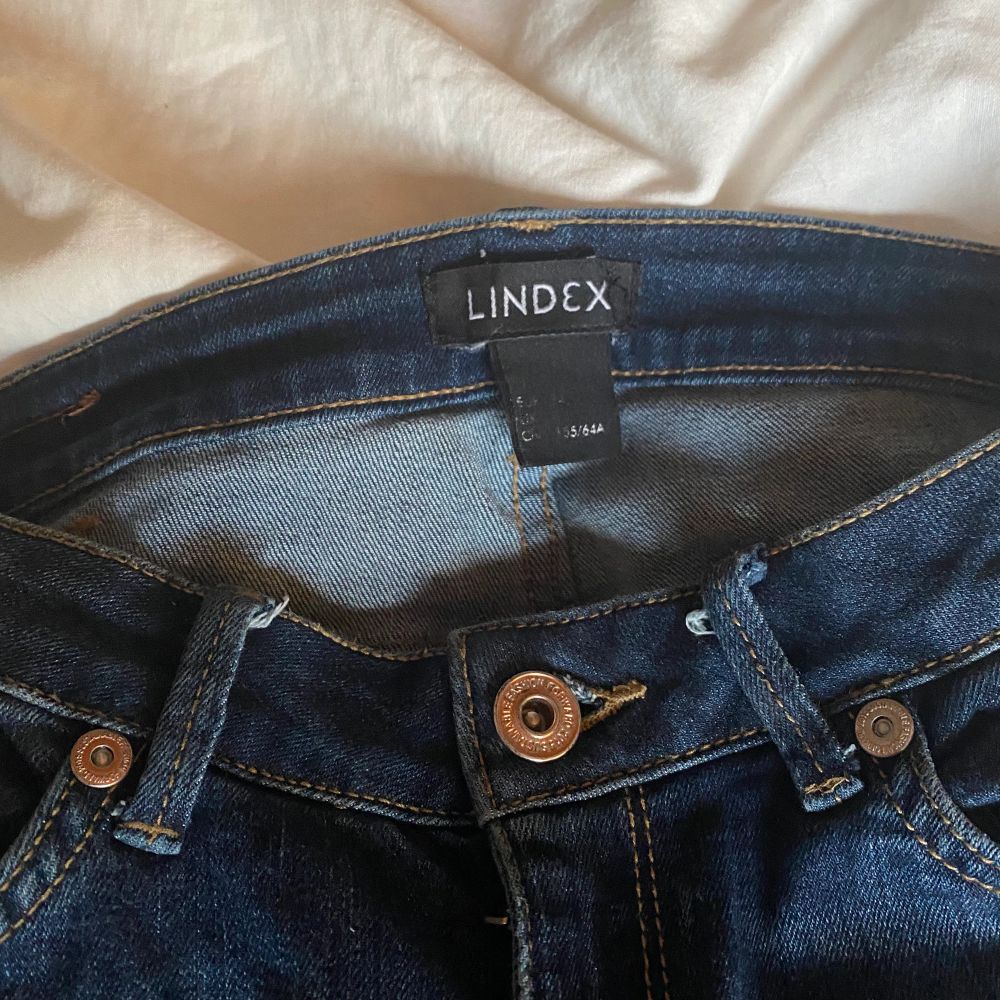 Ett par lågmidjade vidajeans från Lindex. Storleken har suddats ut men skulle säga att dom är xs/s. Frakt tilllommer  . Jeans & Byxor.