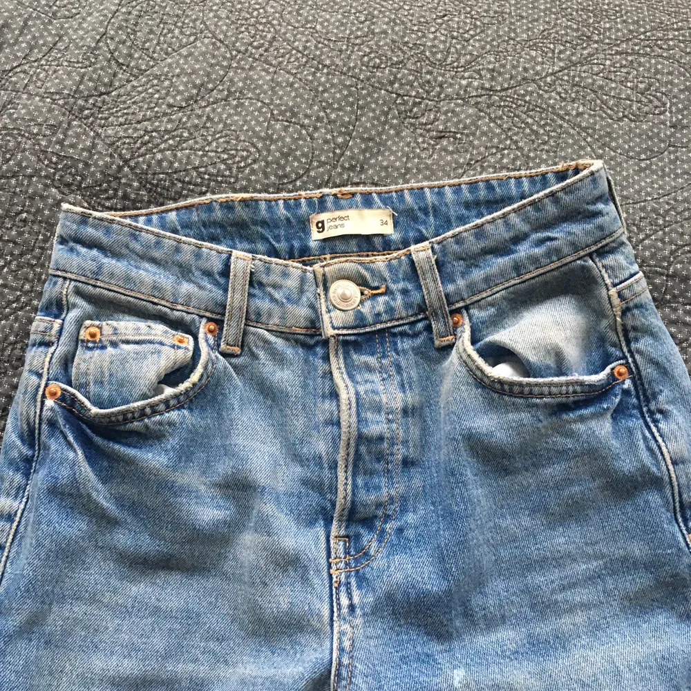 Snygga och trendiga jeans från Gina Tricot i strl 34, W. 24 och regular length👖 Använda ett fåtal gånger men är i superbra skick🥰 . Jeans & Byxor.