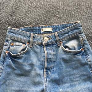Snygga och trendiga jeans från Gina Tricot i strl 34, W. 24 och regular length👖 Använda ett fåtal gånger men är i superbra skick🥰 