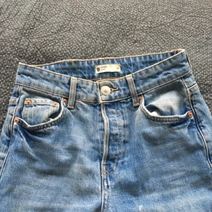 Gina Tricot Perfect Jeans strl 34 - Snygga och trendiga jeans från Gina Tricot i strl 34, W. 24 och regular length👖 Använda ett fåtal gånger men är i superbra skick🥰 