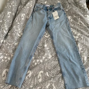 Straight jeans från Zara i strl 34 - Helt nya jeans från zara, endast testade. Säljer pga att dom är förstora för mig. Köparen står för frakt. Buda i kommentarerna!