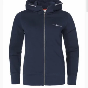 Sail racing kofta  - Mörkblå sail racing kofta. Använd fåtal gånger på grund av att den är för liten för mig. Köparen står för frakten💓