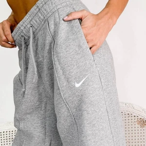 Nike mjukisbyxor - Hej! Det är sjukt många som var intresserade av dessa, bild 2 är min egna bild. Dessa är sjukt snygga men lite för stora för mig, är 166 cm lång och dom är lite för långa! Dom är helt raka i benen. Vi kör budgivning börjar från 250 kr. Frakt: 66 kr❤️