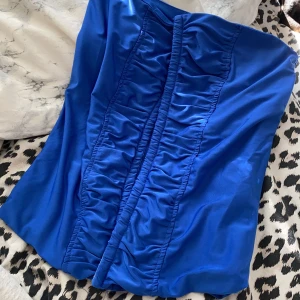 Tubtob - Korsettinspirerad tubtop, använd men inget som är synligt på det sättet förutom möjligtvis på lappen på insidan men inget som syns utåt. Är en S men passar nog mer XS 