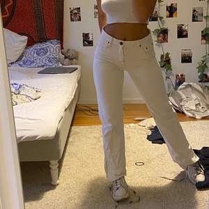 Säljer dessa raka off white jeans från Urban outfitters men slits ned till. Använda 2 gånger. Jag är ca 166 och de är perfekt längd på mig när jag har höga skor (se bilden) nypris 599. Skriv för fler bilder! 