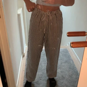 Linnebyxor st S - Superfina oanvända linnebyxor från Mango. 