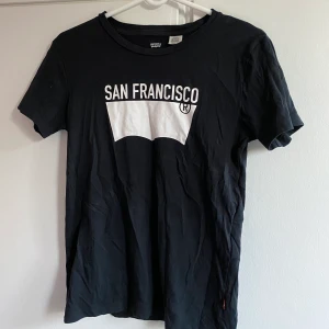 Levis tshirt - Fin levis tshirt som bara kommit till användning någon gång. Två väldigt små fläckar på trycket, annars i fint skick. Frakten är spårbar och inkluderad i priset!🤼‍♂️