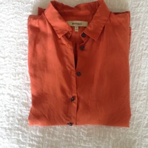  - Skjorta/blus i siden från Whyred, går något åt det roströda hållet. 