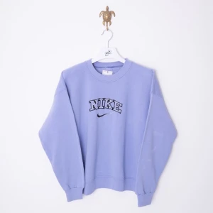 Vintage Nike Bootleg Sweatshirt INTRESSEKOLL - Intressekoll på denna Nike tröja, obs ej äkta Nike utan Bootleg. Storlek M, vääldigt skön och lite oversized. Buda från 500kr i kommentarerna!! Om priset blir rätt så jag bestämmer mig för att sälja den så skiclar jag meddelande till personen med högst bud. 