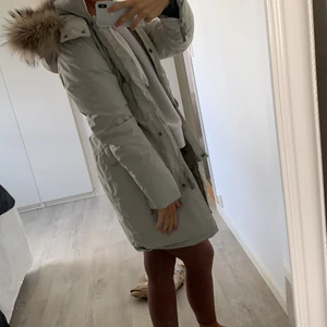 Pälsjacka - Säljer även denna fina vinterjackan från Ver de terre. Passar en xs-s. Köpt för cirka 3000kr på deras hemsida. Köparen står för frakt (63kr) och då skickas paketet självklart spårbart. 