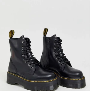 Söker äkta doc Martens i Stolek 37 - Söker äkta doc martens i Stolek 37. Helst Använda men i bra skick. Såklart är jag även intreserad om de är nya☺️
