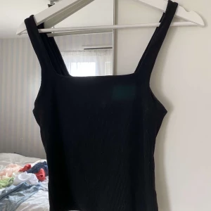 Svart linne - Säljer mitt populär linne från zara då jag har många liknande, köptes i sommar men bara använts ett fåtal ggr❤️