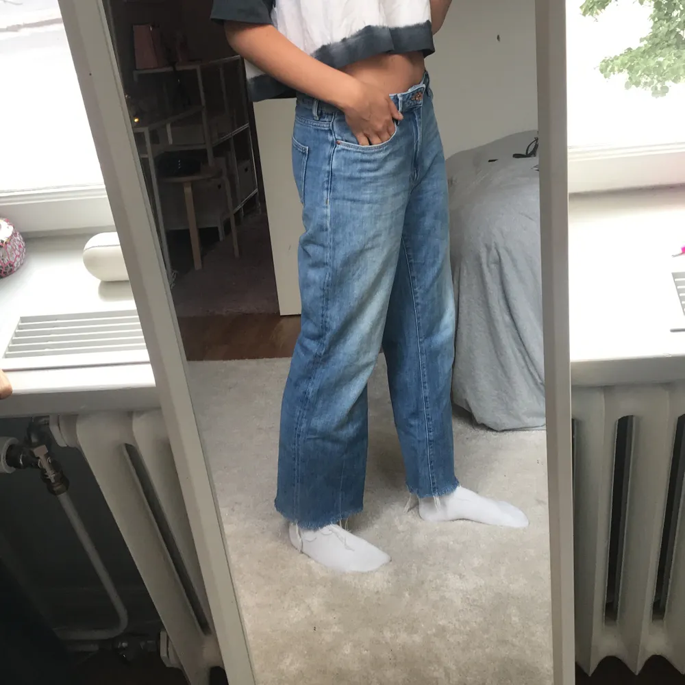 Snygga wide jeans från H&M i storlek 28/32 eller skulle säga att det passar en 36a ✨☯️. Jeans & Byxor.