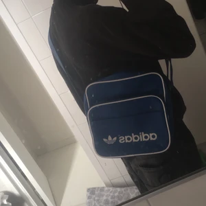 Blå Adidas väska - Nästan helt oanvänd och inte köpt på second hand! Får plats med mycket grejer i den så det är en dunderväska helt enkelt. Föredrar meetup hällre än att frakta.