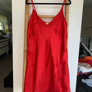 Röd silkig slip dress - Storleken har tvättats bort så jag uppskattade själv! 🌺 frakt tillkommer