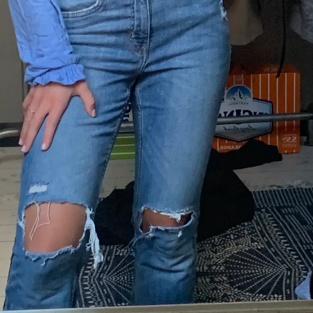 Bootcut jeans från H&M som aldrig kommit till användning. Passar bra på mig som är 163cm. Jeans & Byxor.