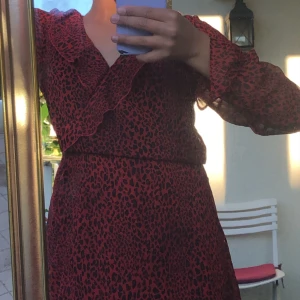 Klänning - Säljer denna röda leopard klänning ifrån h&m, pris: 60kr + frakt