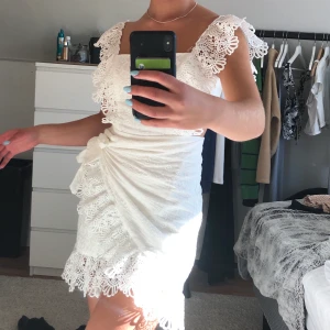 Vit spetsklänning, från DM✨✨ - Tog såå lång tid att få hem, och sen var den för stor för mig.. sååå snygg, skulle haft den på ett bröllop! Passar lika bra som Studentklänning!! Orginalpriset var 700kr, men jag e schysst o ger 50% rabbat;)💋💋🤙