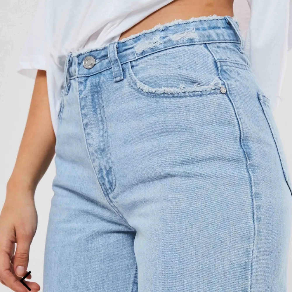Blå high waist jeans ifrån Missguided. Sitter jätte fint på, aldrig använt (prislapp är kvar) säljer för att den var för lång för mig tyvärr:/ Jag köpte dom för 999kr och säljer för 299. Jeans & Byxor.
