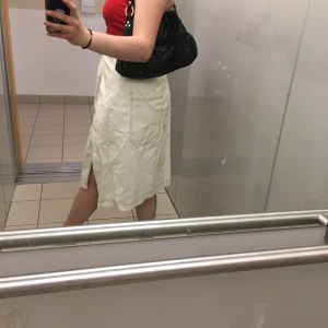 Gullig kjol - Fin kjol från monki i stl 36 som jag köpte i slutet av sommaren som därför inte kommit så mycket till användning. Kan mötas upp i Stockholm men annars står köparen för frakt💗