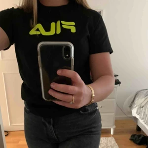  - Snygg fila T-shirt från herravdelningen i gott skick. Tröjan är mer som en S/M på mig som är tjej. Jag står för frakten😃