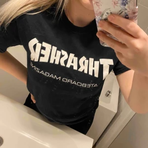  - Supersnygg T-shirt från Thrasher, säljes då den aldrig kommer till någon användning tyvärr ☹️ Det lilla trycket är något sprucket, syns på bild 2. Dock ingenting som stör helheten 🌸 Betalas med swish och köparen står för frakten! 