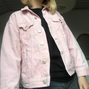 Bubbelgumsrosa manchesterjacka-urbanoutfitters - Säljer denna superfina manchesterjacka! Bild två visar färgen bäst! Den är köpt på urban outfitters och är i bra skick!!Den är i storlek XS men jag har vanligtvis s/m, så det beror på vilken passform man vill ha🌷 Möts upp i Stockholm eller fraktar!!