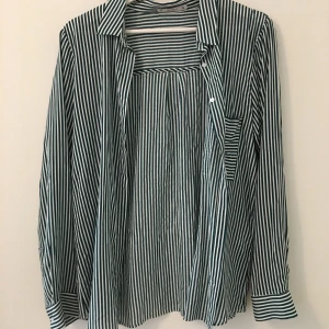 Randig skjorta Pull & Bear - säljer denna randiga skjorta från pull & bear i storlek S