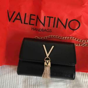 Säljer denna Valentino by Mario Valentino divina nero Väska! I nyskick då den är endast använd 1 gång för att ta foto. Dustbag och äkthetsbevis ingår.  Endast seriösa köpare tack!  