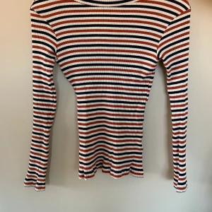 Randig tröja från Brave Soul - Randig tajt tröja med vid urringning, säljer pga för liten för mig😇 Priset är exkl frakt🌺