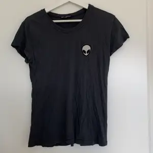 Säljer denna mörk gråa t-shirten från brandy melville med en alien på i storlek one size, använd ett par fåtal gånger, är stretchig i tyget. Köparen står för frakt!🤍