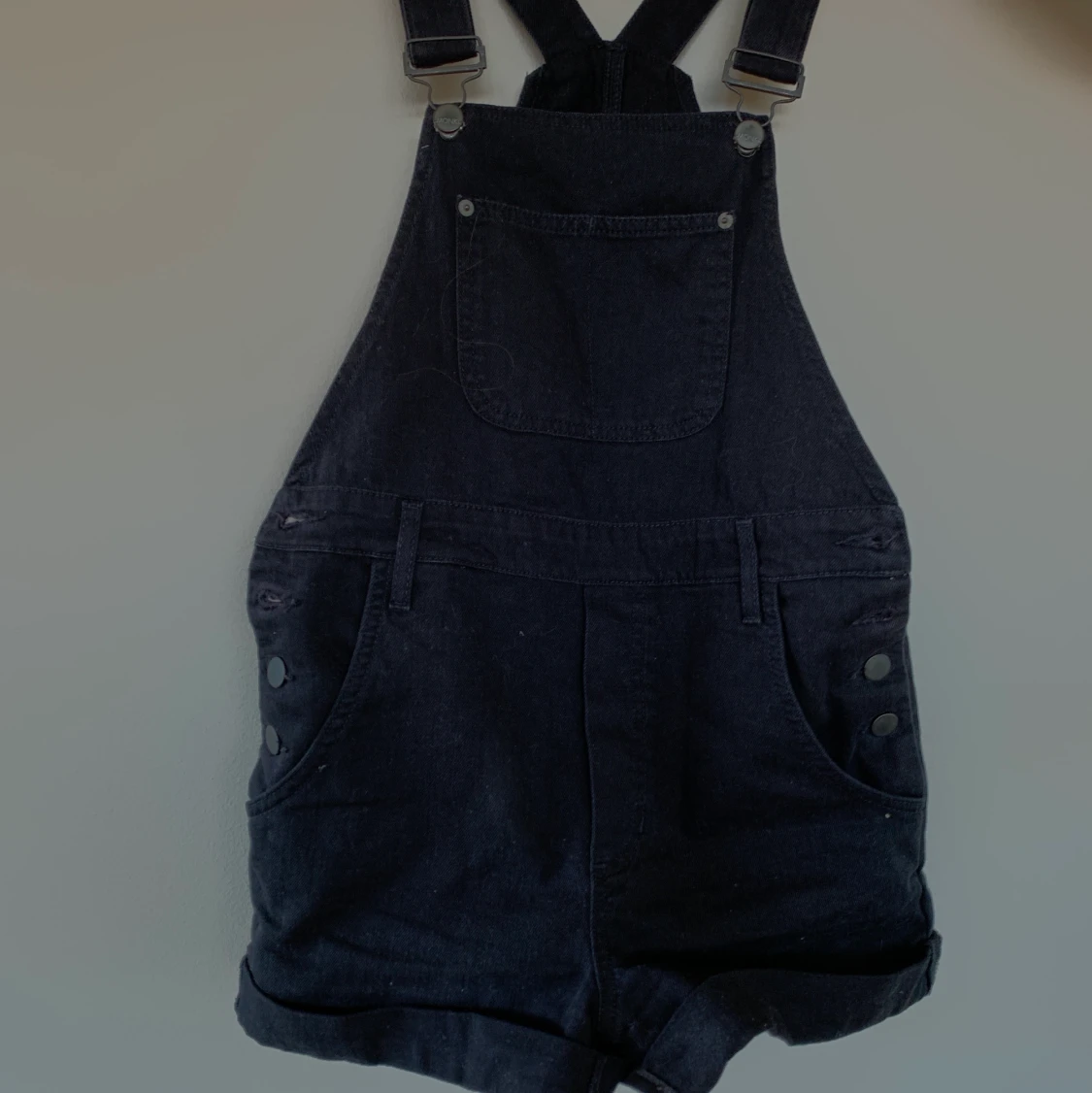 Svarta hängselshorts från Monki