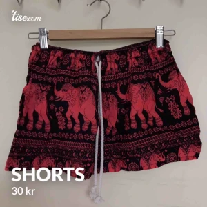  - Är lite osäker på storleken då den köptes i Thailand men dom är försmå för mig vid rumpan😊 