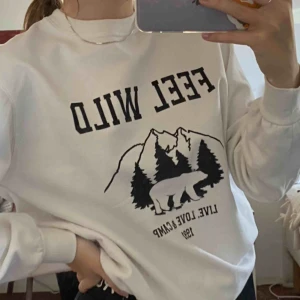  - Sjukt snygg hoodie från Pull&bear!! Passar xs-s 🤍🖤🤍🖤🤍