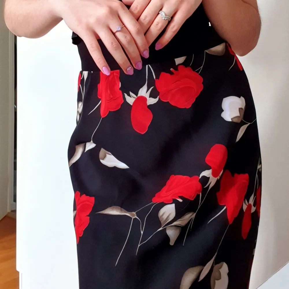 Genomskinlig maxi-kjol med blommönster i storlek S. Den är ungefär 85 cm lång (jag är 1.65 m) och har en svart underkjol fram till knäna 🤗 Perfekt till en strandspromenad 🌊 Frakten är inkluderad 💓. Kjolar.