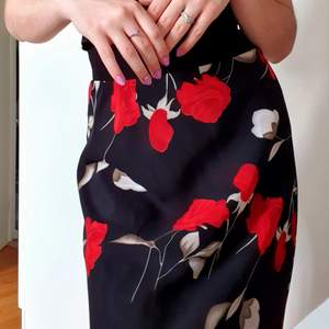 Genomskinlig maxi-kjol med blommönster i storlek S. Den är ungefär 85 cm lång (jag är 1.65 m) och har en svart underkjol fram till knäna 🤗 Perfekt till en strandspromenad 🌊 Frakten är inkluderad 💓