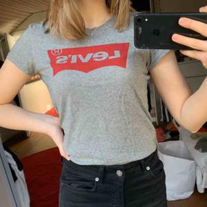 En grå Levi’s t-shirt i storlek XS. 