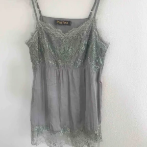  - Superfint trendigt nattlinnes aktigt linne i en grå/grön fin färg i ungefär storlek S, passar även XS. Silkesmaterial och grön spets på. Knappt använd så i nyskick! Köpare står för eventuell frakt på 22kr 💗⚡️