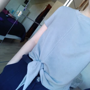 T-shirt - Somrig t-shirt. Grå med som på magen och knut. Frakt tillkommer. Passar M