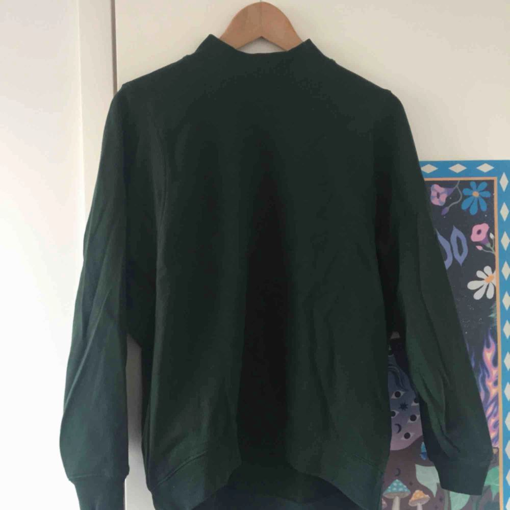 Mörkgrön mjuk hoodie från Monki 🌷. Huvtröjor & Träningströjor.
