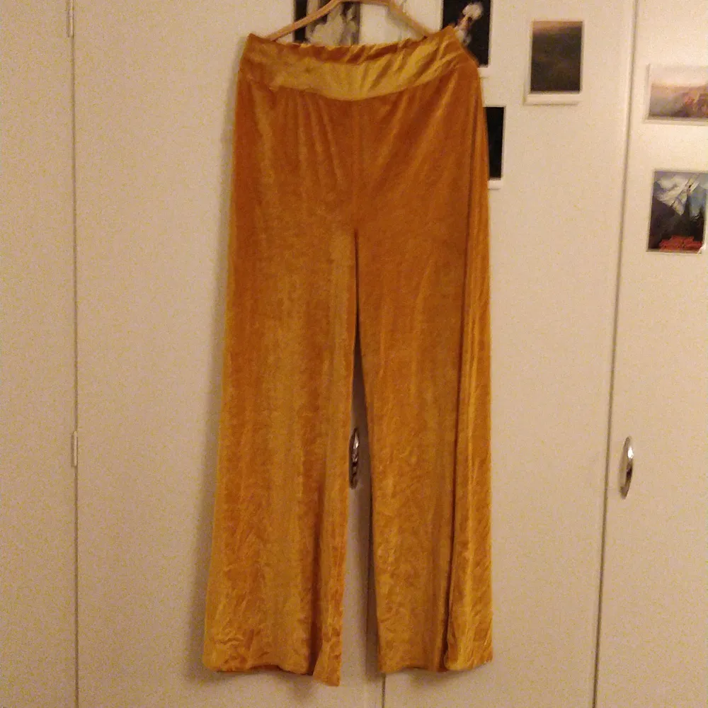 Sköna, vida, gul-guldiga sammet byxor. Supercoola och bekväma! Använda ett fåtal gånger.. Jeans & Byxor.